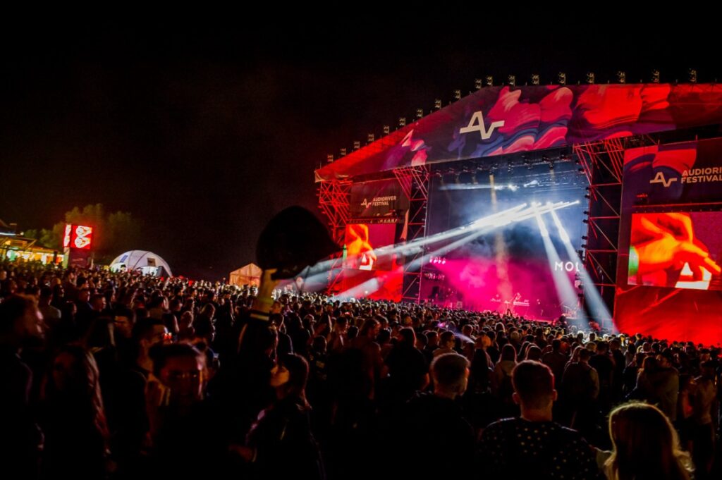 zdjęcie sceny i publiczności na festiwalu audioriver