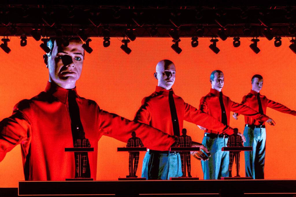 Zespół Kraftwerk na głównej scenie OFF Festival