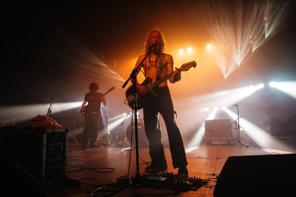 Alan Sparhawk na scenie eksperymentalnej OFF Festival