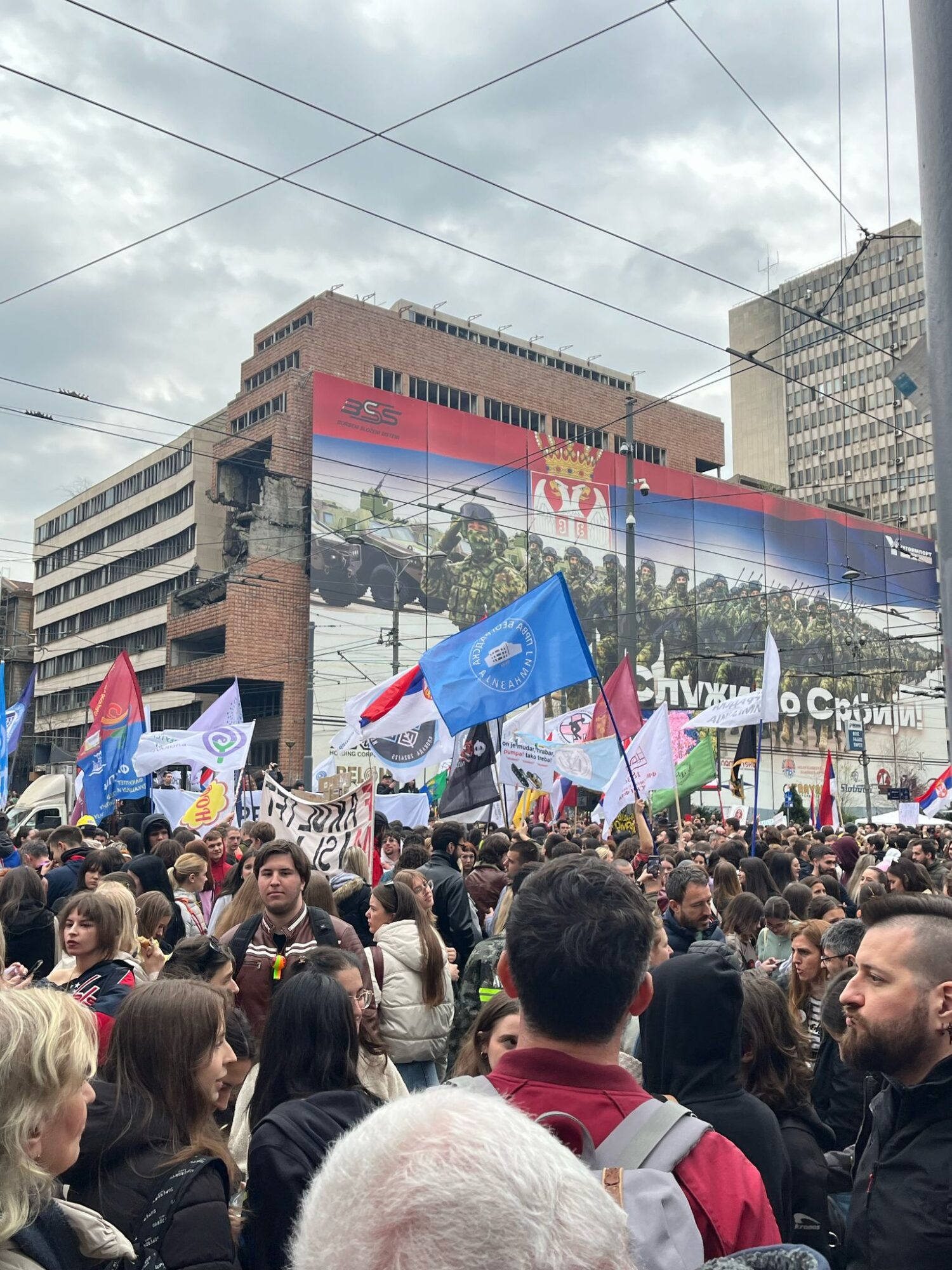 Gwizdki na parkiecie i na ulicach. Serbska košarka w cieniu polityki.