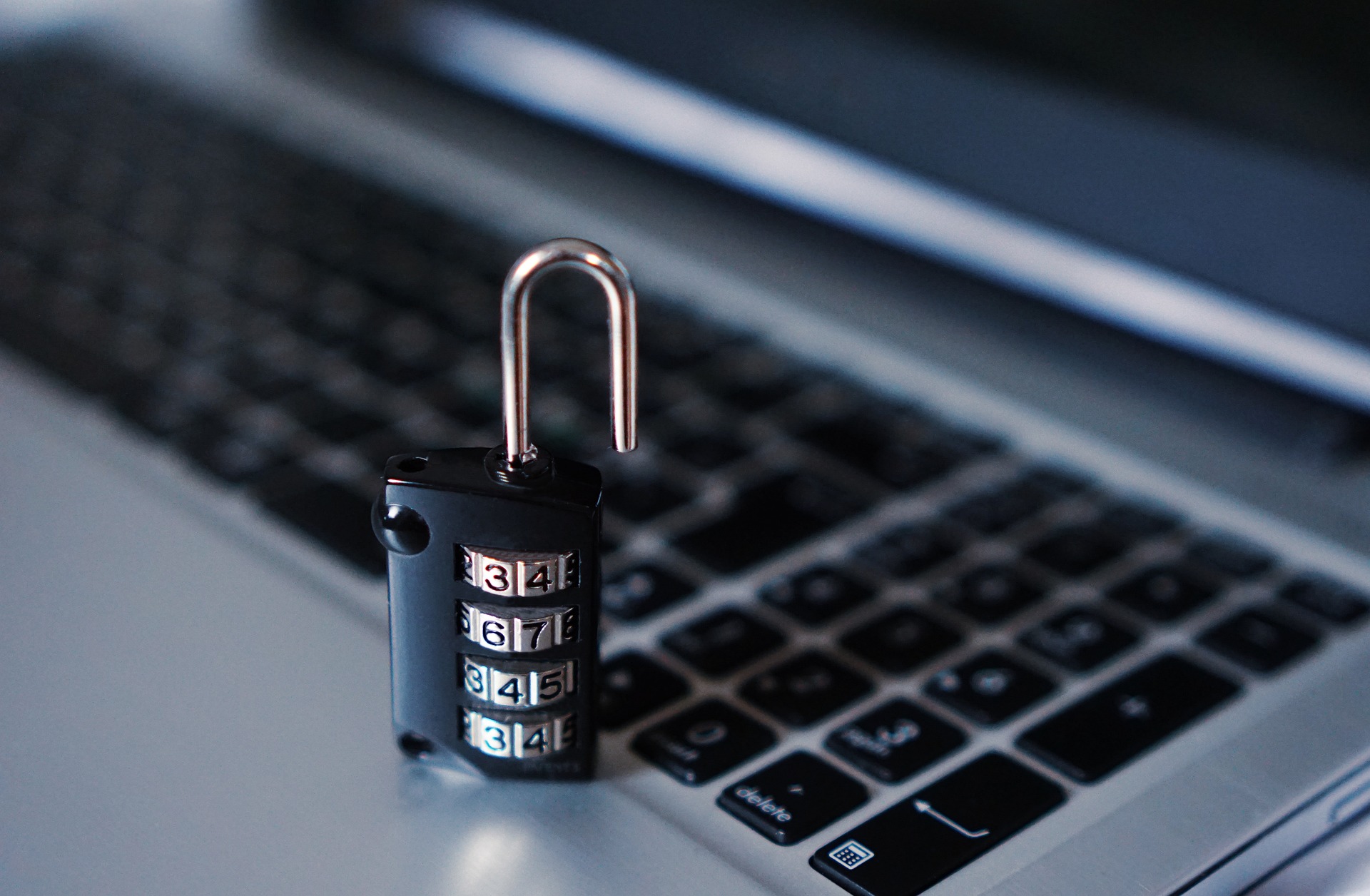 Cyberbezpieczeństwo w praktyce. Jak chronić się przed fałszywymi aplikacjami na smartfonie?