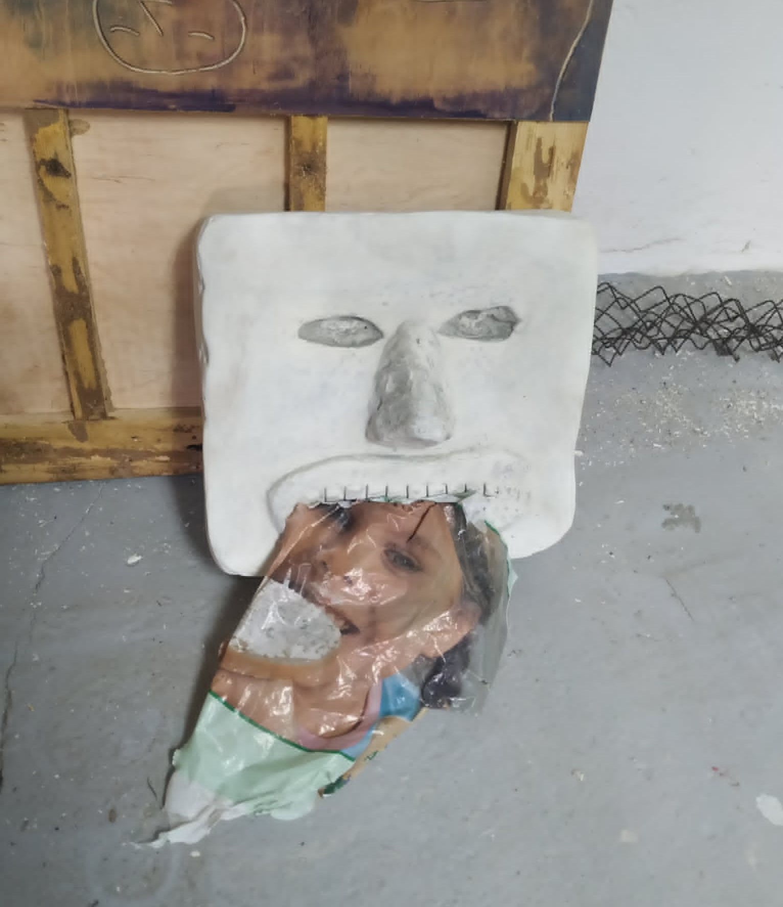 Spadło i się roztrzaskało, czyli wystawa „Spadek” w Studio BWA Wrocław