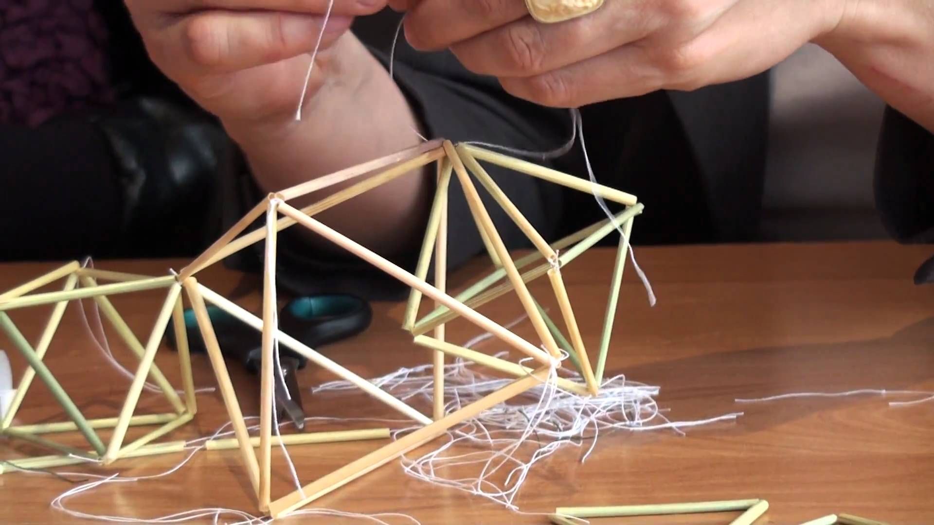 Słomiany pająk i papierowy koń w Przejściu Dialogu. Tradycyjne świąteczne dekoracje z WroMigrant