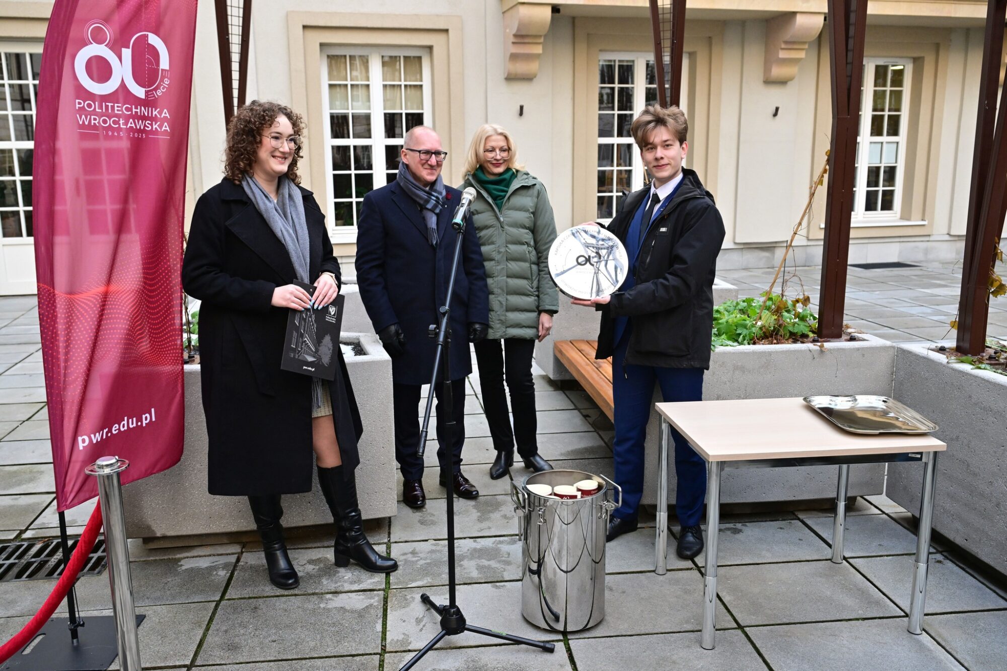 Kapsuła czasu na 80-lecie PWr. Co odkopią studenci w 2075 roku?