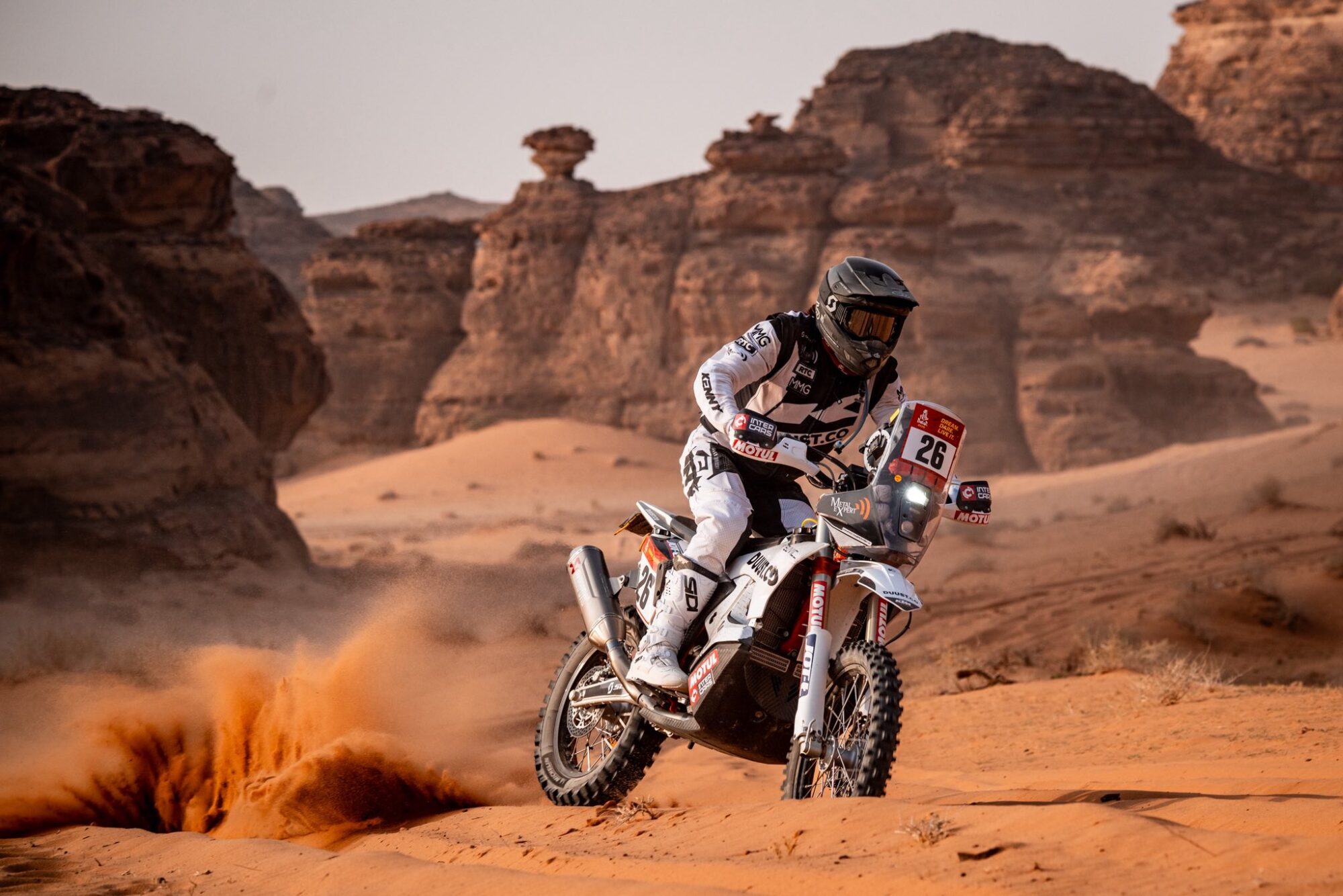 Dakar 2026: Trudności nawigacyjne na środku pustyni. Dąbrowski wiceliderem w Rally2