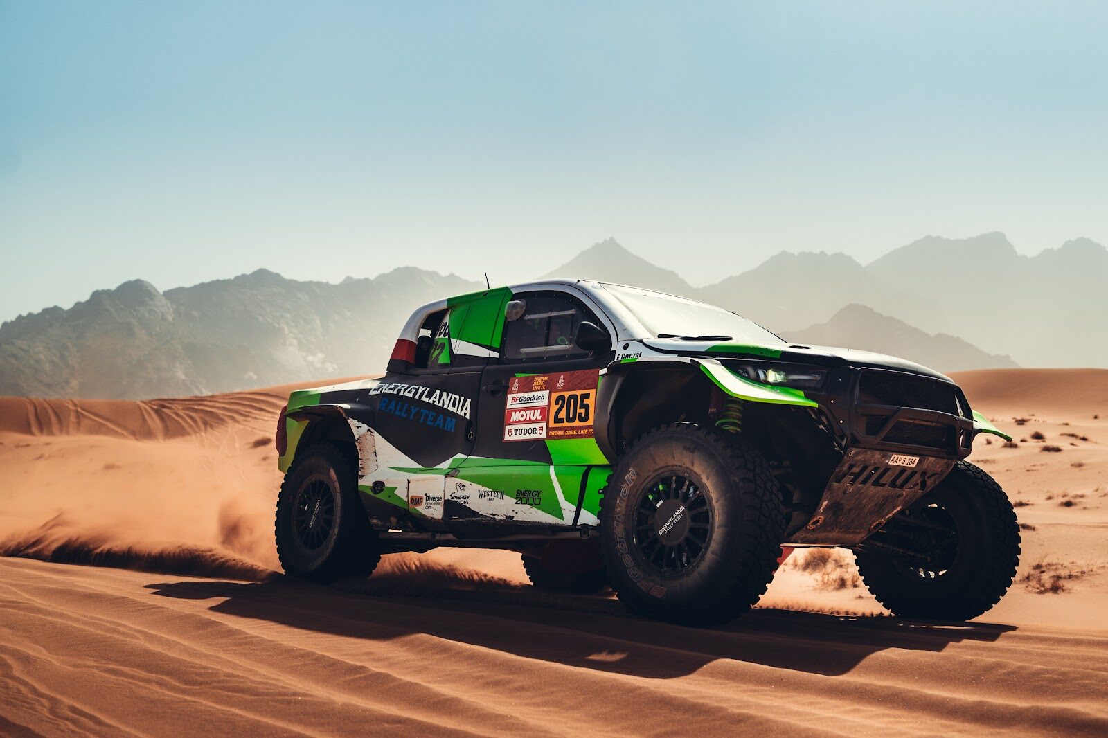 Dakar 2026: Eryk Goczał i Marek Goczał w ścisłej czołówce przed finałem