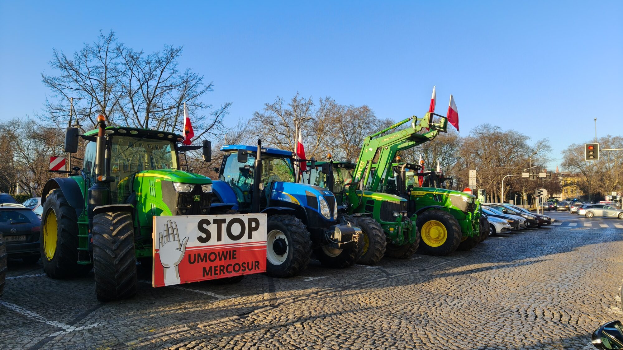 Traktory pod urzędem i marsz pod Dom Europy. Rolnicy protestują we Wrocławiu