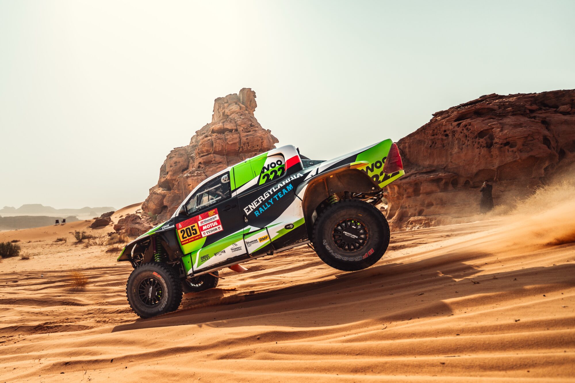 Dakar 2026: Eryk Goczał i Szymon Gospodarczyk pędzą po piaskach Al-Ula