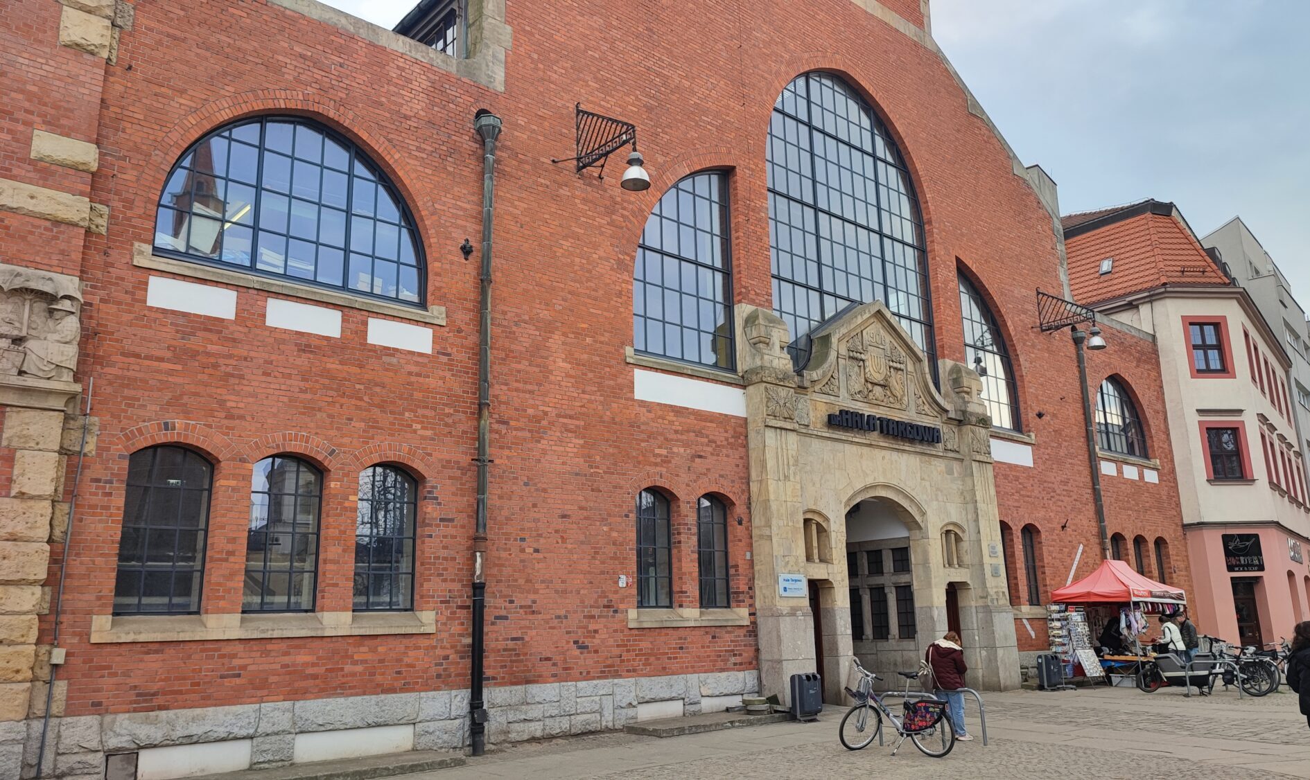 Hala Targowa straciła blask. Wrocław ma zamiar to zmienić. Co na to kupcy?