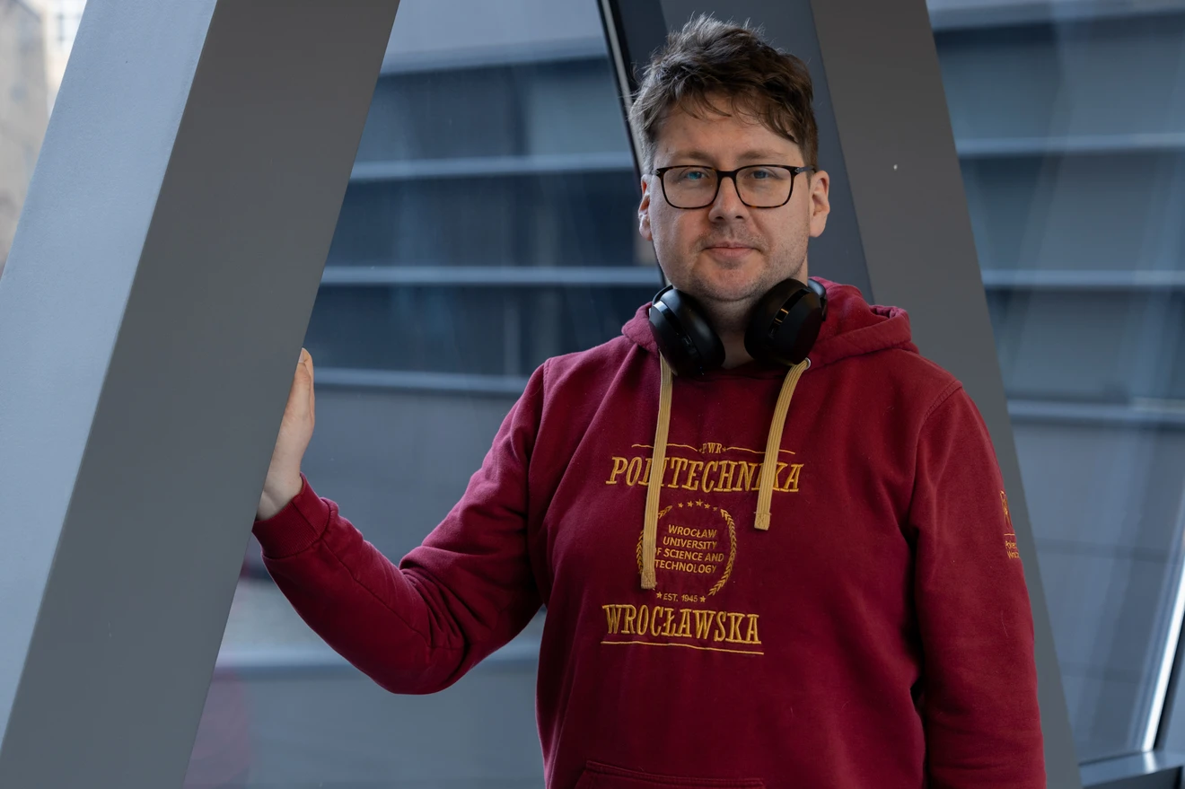 Przed pasją nie uciekniesz: rozmowa z Maciejem Walczyńskim – informatykiem z wyboru i muzykiem z powołania.