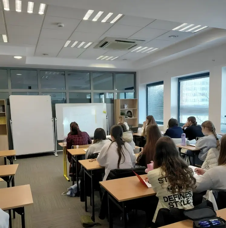 Jaka ścieżkę edukacyjną warto wybrać, będąc imigrantem?